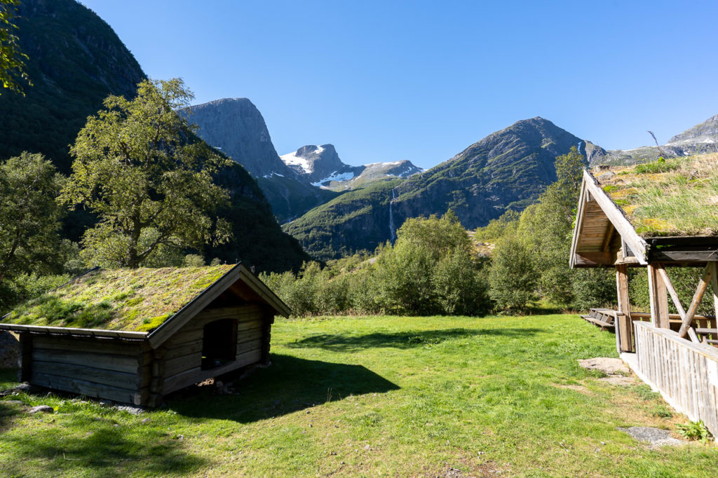 Huts and Middagsnibba & Hanekammen in the background